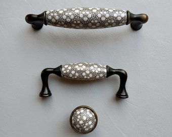 Skåphandtag i vintagestil i kamelia-keramik och antik brons