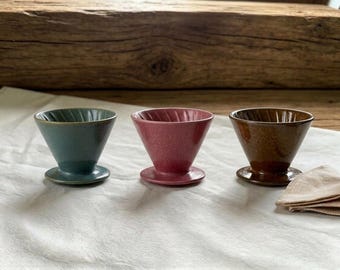 Cafetera de cerámica reactiva de estilo vintage con gotero y taza.