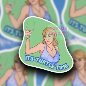 Könnte beinhalten: Ein Aufkleber mit einer Cartoon-Illustration einer Frau, die ein Weinglas hält. Sie trägt ein blaues Neckholder-Top und hat blondes Haar. Der Aufkleber hat den Text "ITS TURTLE TIME" in Blau und Grün.