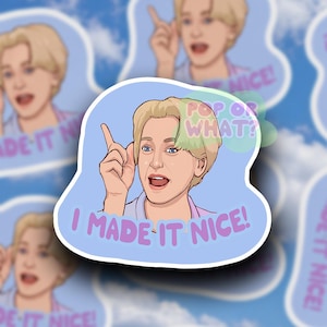 Könnte beinhalten: Aufkleber mit einer Cartoon-Illustration einer Person mit blonden Haaren und blauen Augen, die nach oben zeigt. Der Aufkleber trägt den Text "I MADE IT NICE!" in lila Buchstaben. Der Hintergrund ist hellblau mit einem Wolkenmuster.