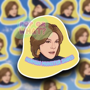 Könnte beinhalten: Aufkleber mit einer Cartoon-Illustration einer Frau mit braunen Haaren und einem schwarzen Rollkragenpullover. Der Aufkleber hat den Text "HERMAN MUNSTER SHOES" in hellblauer Schrift. Der Hintergrund ist gelb.