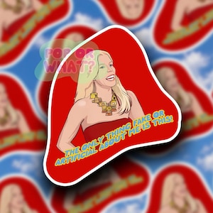 Könnte beinhalten: Ein Aufkleber mit einer Cartoon-Illustration einer Frau mit blonden Haaren, die ein rotes trägerloses Oberteil und eine goldene Halskette trägt. Der Aufkleber hat den Text "THE ONLY THING FAKE OR ARTIFICIAL ABOUT ME IS THIS!"