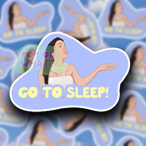 Könnte beinhalten: Aufkleber mit einer Cartoon-Illustration einer Frau mit dunklem Haar und einem weißen Oberteil, die mit ihrer rechten Hand gestikuliert. Der Text "GO TO SLEEP!" steht in gelben Buchstaben auf hellblauem Hintergrund.