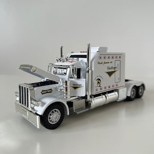 1:32 Tractors Truck Alloy Model Car - Alloy Diecasts for Collectors | Gifts for car lovers Simulation | Sound Light Collection
