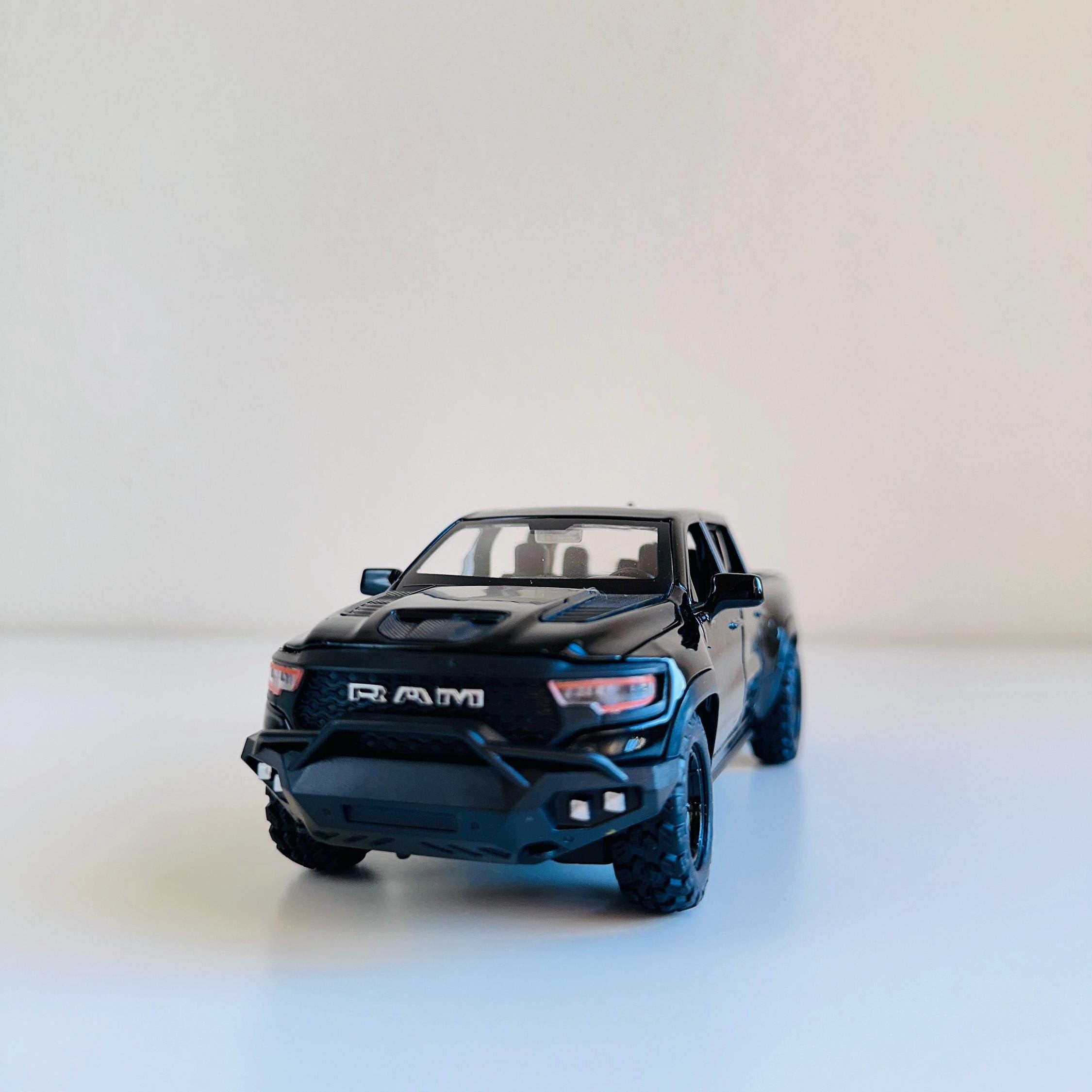 1:32 RAM Mammoth Pickup Alloy Model Car - Alloy Diecasts for Collectors | Gifts for car lovers Simulation | Sound Light Collection