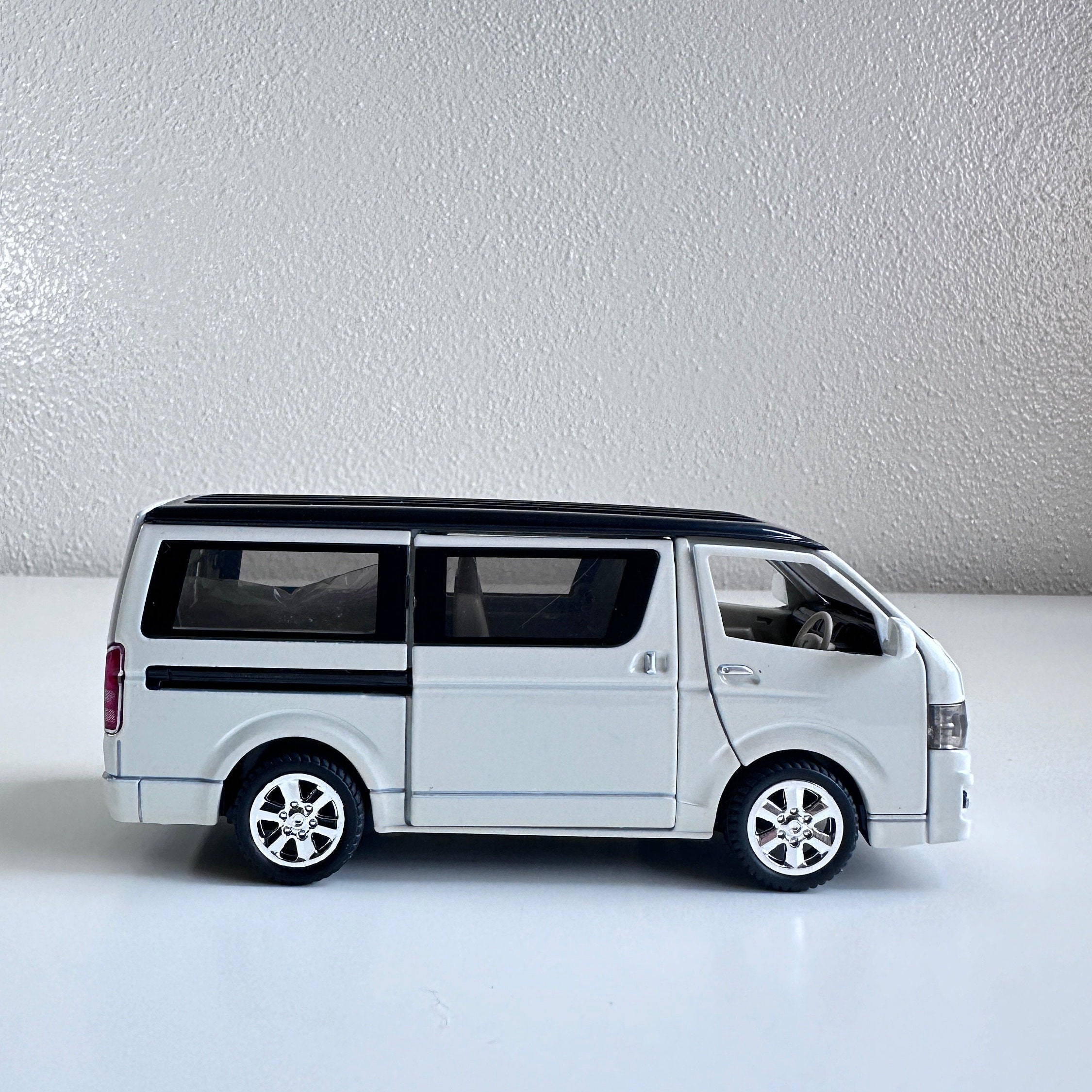 1:32 Toyota HIACE KDH Alloy Model Car - Alloy Diecasts for