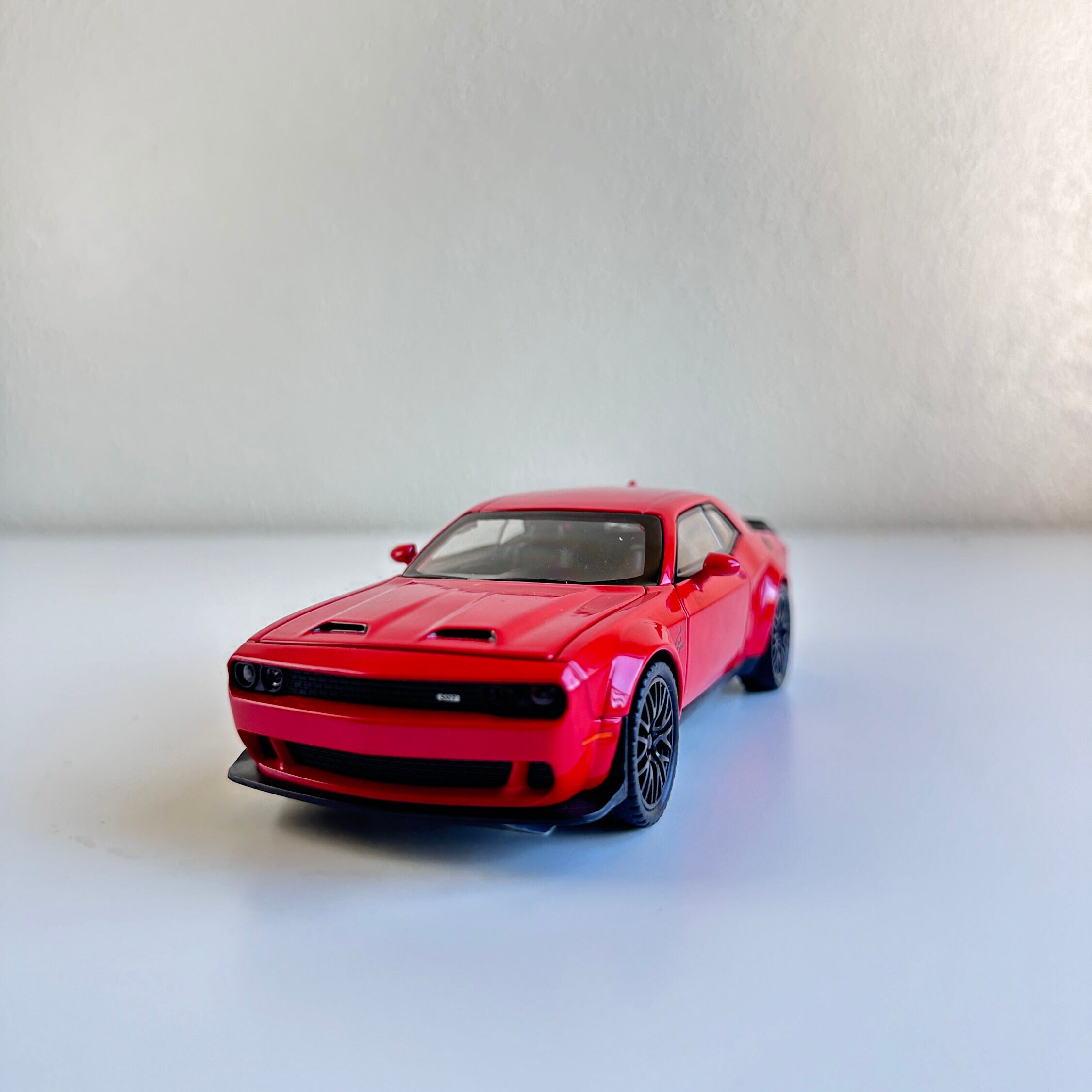 Modèle Réduit Dodge Challenger Hellcat 1:32 - Avec Lumières Et Détails, Neuf