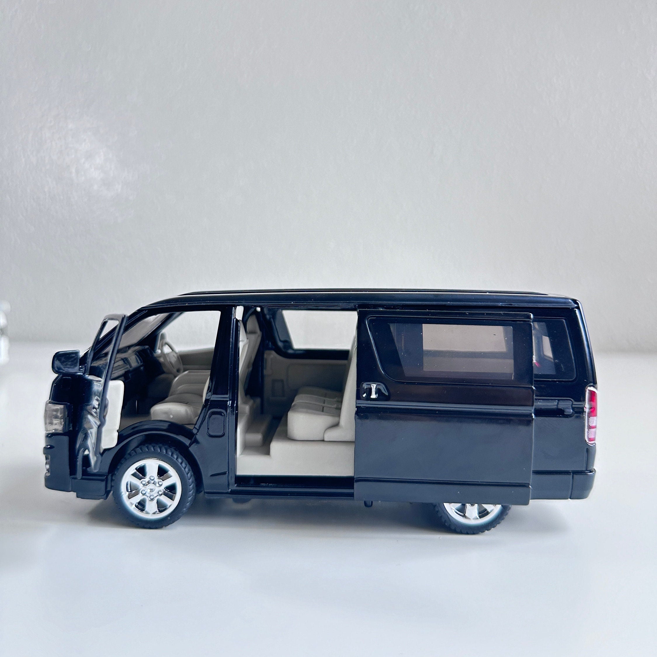 1:32 Toyota HIACE KDH Alloy Model Car - Alloy Diecasts for