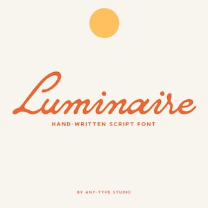 Op de afbeelding: Een logo voor een lettertype genaamd "Luminaire" in een handschrift-stijl. Het logo is oranje en heeft de tekst "HAND-WRITTEN SCRIPT FONT" onder de lettertype naam. Het logo bevat ook de tekst "BY ANY-TYPE STUDIO" onderaan.