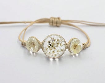Pulsera minimalista versátil hecha a mano, joyería hecha a mano para mujer, decoración con flores secas y cuentas de vidrio, delicado accesorio para el día a día.