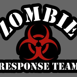 Könnte beinhalten: Graue Grafik mit den Wörtern "ZOMBIE" und "RESPONSE TEAM" in Weiß, schwarz umrandet. Ein rotes Biohazard-Symbol befindet sich zwischen den Wörtern. Geeignet für Kleidung oder Accessoires.