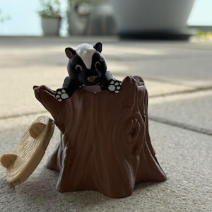 Fidget Skunk with Tree Stump, Cute Jointed Fidget Toy Animal, 3D Printed in Germany, Perfect Gift for Kids and Adults