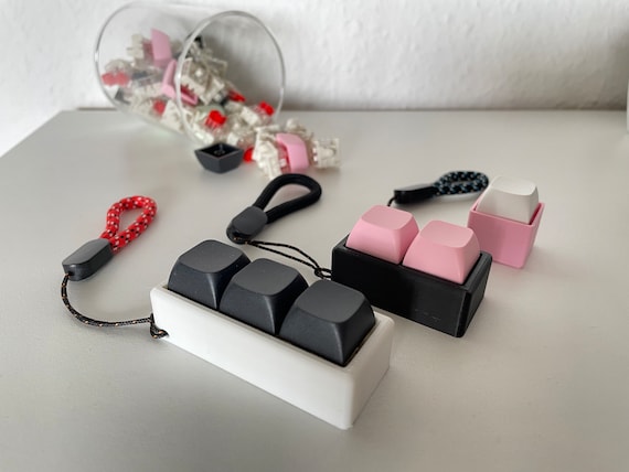 Mechanisches Clicky Fidget - 500+ Variants, Tasten mit Riemen, Tastaturschalter, ASMR Button Clicker, Geschenk Spielzeug, ADHD Beschäftigung