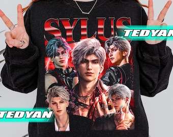 Könnte beinhalten: Schwarzes Sweatshirt mit einem Grafikdruck von fünf Anime-Charakteren. Die Charaktere sind alle männlich und haben unterschiedliche Frisuren und Kleidung. Der Text "SYLUS TEDYAN" ist in Rot und Weiß auf dem Shirt gedruckt.