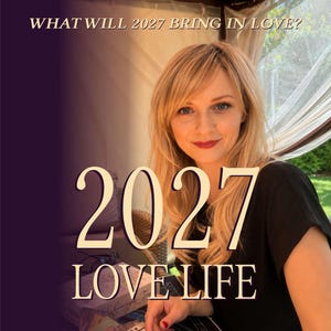 Puede incluir: Una persona rubia con cabello hasta los hombros que viste una blusa negra. La imagen presenta el texto "WHAT WILL 2027 BRING IN LOVE?" en la parte superior y "2027 LOVE LIFE" en letras grandes y negritas sobre la persona, con cartas de tarot abajo.