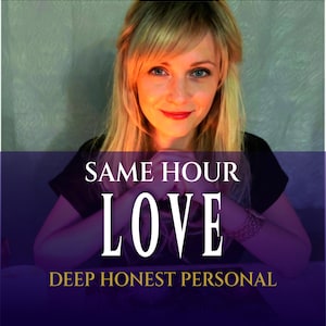 Może przedstawiać: Kobieta z blond włosami i niebieskimi oczami uśmiecha się, z tekstem "SAME HOUR LOVE" i "DEEP HONEST PERSONAL" na fioletowo-niebieskim tle. Ma na sobie czarny top i bransoletkę.