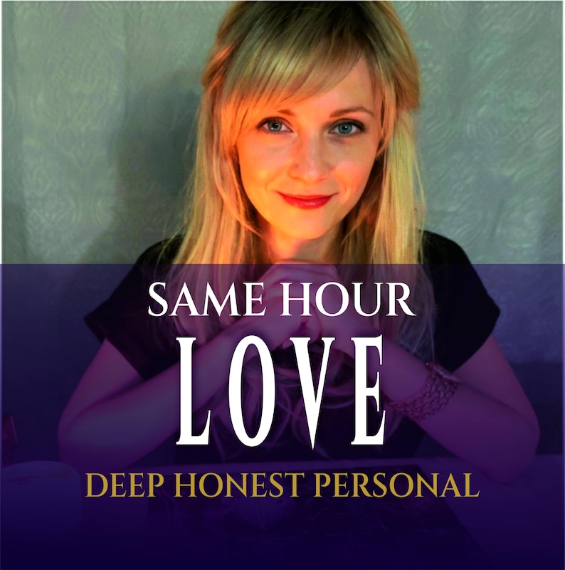 Może przedstawiać: Kobieta z blond włosami i niebieskimi oczami uśmiecha się, z tekstem "SAME HOUR LOVE" i "DEEP HONEST PERSONAL" na fioletowo-niebieskim tle. Ma na sobie czarny top i bransoletkę.