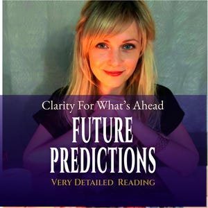 以下が含まれることがあります： 金髪と青い目の女性が写ったプロモーション画像です。「Clarity For What's Ahead」、「FUTURE PREDICTIONS」、そしてその下に「VERY DETAILED READING」というテキストが含まれています。背景はくすんだグレーです。