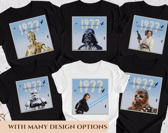 Puede incluir: Camisetas negras y blancas con personajes de una película de ciencia ficción. Cada camiseta tiene un gráfico cuadrado con un retrato del personaje, el año "1977" y el nombre del personaje. El texto "WITH MANY DESIGN OPTIONS" está en la parte inferior.