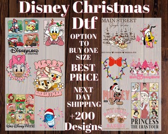 Puede incluir: Una colección de transferencias DTF con temática navideña de Disney que presenta varios personajes, incluidos Mickey, Minnie, Pluto, Chip, Dale y princesas de Disney. Los diseños incluyen textos como Disney Christmas, Disneyland, Merry Christmas, Main Street Sleigh Rides y Princess The Eras Tour.