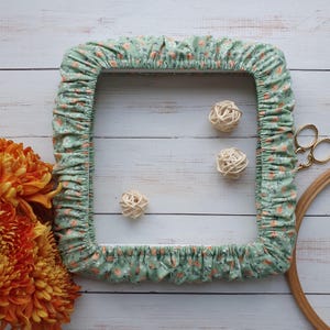 Pode incluir: Conjunto de três canecas de cerâmica com acabamento manchado e fosco. As canecas são em tons de creme, cinza claro e cinza escuro. Cada caneca tem um design simples e minimalista.