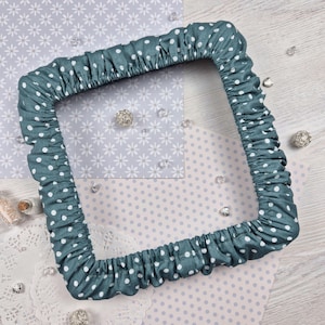 Pode incluir: Um conjunto de três canecas de cerâmica com acabamento fosco e salpicado. As canecas são em tons de creme, cinza claro e cinza escuro. Cada caneca tem um design simples e minimalista e uma alça arredondada.