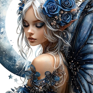 Könnte beinhalten: Digitale Kunst einer Fee mit silbernem Haar, blauen Augen und blauen Rosen- und Schmetterlingsakzenten. Die Fee hat große blaue Flügel und ist vor einem Mond und Sternenhimmel platziert. Das Thema ist Fantasy und Ätherisch.