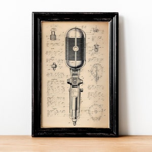 Puede incluir: Una ilustración vintage en blanco y negro enmarcada de un micrófono con dibujos técnicos y notas escritas a mano.
