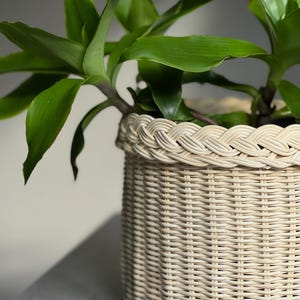 Decorative flower pot