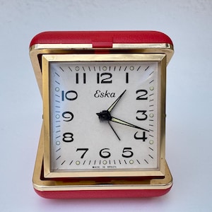 Op de afbeelding: Een witte keramische mok met een zwart handvat en de tekst "But First, Coffee" in een zwarte, vette letter. De mok staat op een wit oppervlak.