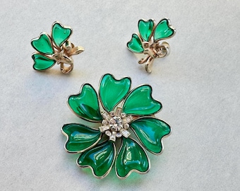 Mid century green emerald poured glass flower demi-parure brooch earrings set