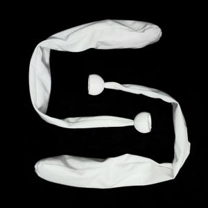 Könnte beinhalten: Eine weiße Schlafmaske aus Stoff mit zwei weißen, kugelförmigen Ohrstöpseln. Die Maske hat die Form eines stilisierten Buchstaben "S" vor schwarzem Hintergrund. Die Ohrstöpsel sind klein und rund und passen bequem ins Ohr.