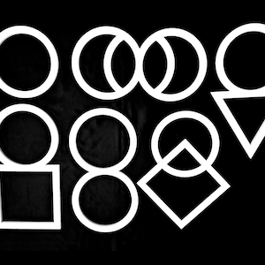 Pode incluir: Um design gráfico preto e branco com uma variedade de formas geométricas, incluindo círculos, quadrados e triângulos. As formas são organizadas em um padrão simétrico.