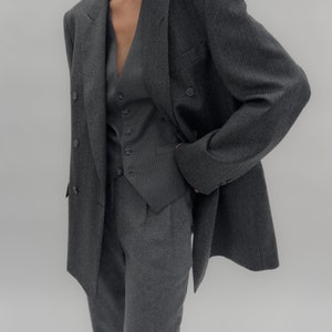 Blazer croisé à fines rayures vintage des années 90 en gris foncé. image 3