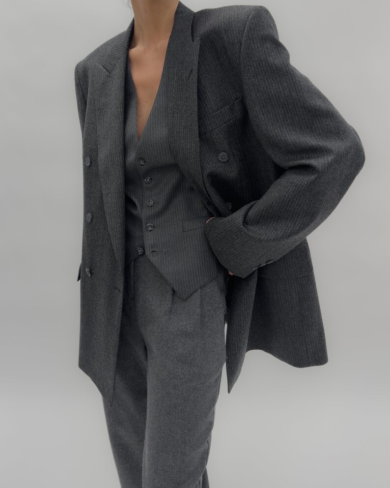 Blazer croisé à fines rayures vintage des années 90 en gris foncé. image 3