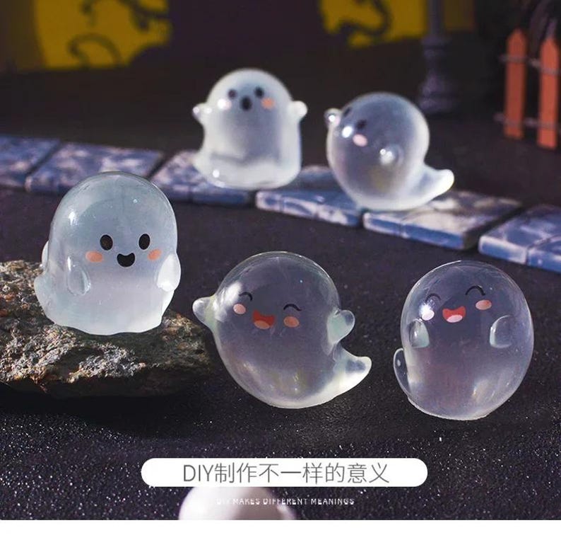 Pode incluir: Uma cole&ccedil;&atilde;o de seis figuras transl&uacute;cidas de fantasmas com rostos sorridentes e bochechas rosadas. Os fantasmas est&atilde;o em v&aacute;rias poses, alguns parecem flutuar. O fundo &eacute; escuro, com texto na parte inferior que diz "DIY makes different meanings."