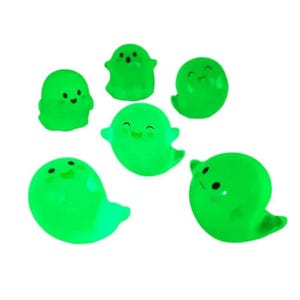 Pode incluir: Uma cole&ccedil;&atilde;o de seis brinquedos em forma de fantasma verde brilhante. Cada fantasma tem um rosto sorridente com olhos de pontos pretos e uma boca curvada. Os brinquedos est&atilde;o em v&aacute;rias poses, alguns em p&eacute; e outros com uma forma fluida.