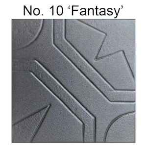 Op de afbeelding: Vierkant, getextureerd, grijs paneel met een geometrisch ontwerp. Het ontwerp heeft rechte lijnen, hoeken en gebogen vormen, waardoor een modern, abstract patroon ontstaat. De tekst "No. 10 'Fantasy'" staat bovenaan.