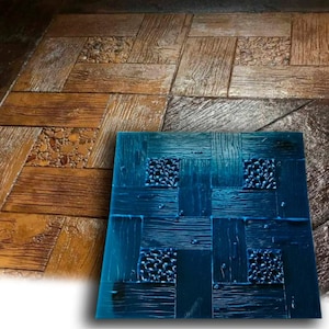 Puede incluir: Un molde de silicona azul para crear una encimera de hormigón con un patrón de tablones de madera. El molde tiene una superficie texturizada para crear un efecto de veta de madera realista.