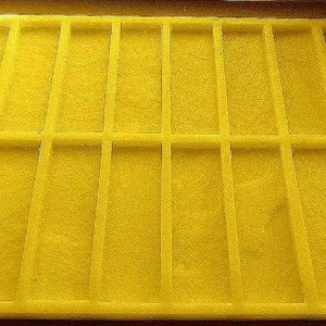 Könnte beinhalten: Eine gelbe Plastik-Schale mit 18 rechteckigen Fächern. Die Schale ist für die Aufbewahrung von kleinen Gegenständen wie Schmuck oder Bastelbedarf konzipiert.