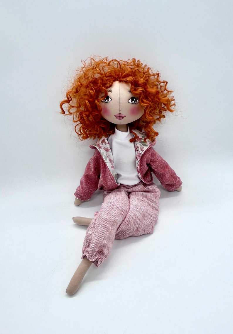 PAXI-Puppe, handgefertigte Stoffpuppe mit roten kurzen lockigen Haaren, Hose, Bluse und Jacke. Handbemaltes Gesicht Bild 7