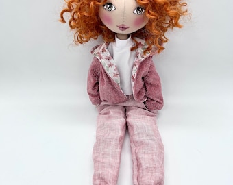 Muñeca PAXI, muñeca de tela hecha a mano con pelo corto rizado rojo, pantalón, blusa y chaqueta. cara pintada a mano
