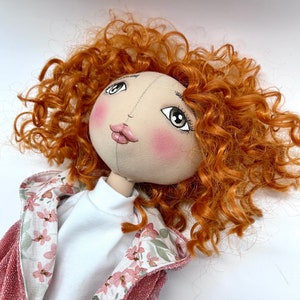 PAXI-Puppe, handgefertigte Stoffpuppe mit roten kurzen lockigen Haaren, Hose, Bluse und Jacke. Handbemaltes Gesicht Bild 4