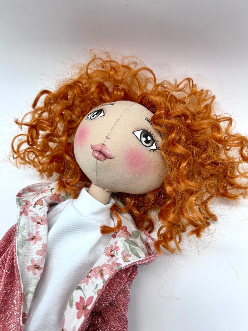 PAXI-Puppe, handgefertigte Stoffpuppe mit roten kurzen lockigen Haaren, Hose, Bluse und Jacke. Handbemaltes Gesicht Bild 4