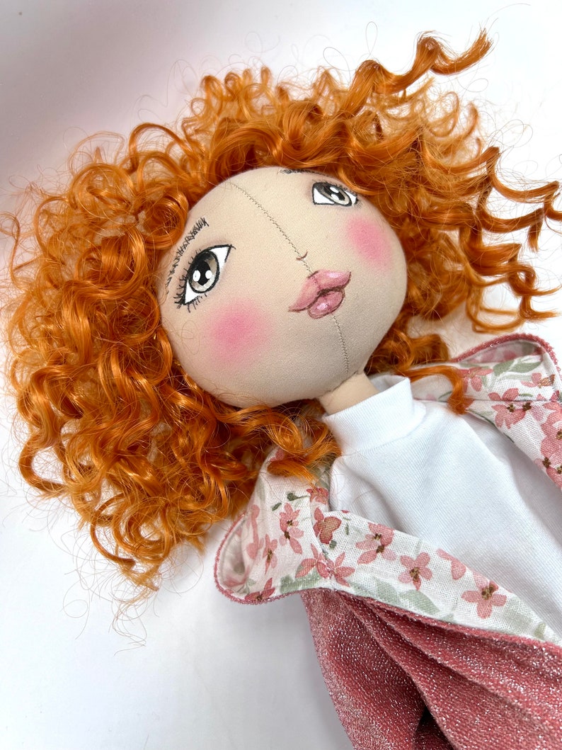 PAXI-Puppe, handgefertigte Stoffpuppe mit roten kurzen lockigen Haaren, Hose, Bluse und Jacke. Handbemaltes Gesicht Bild 5