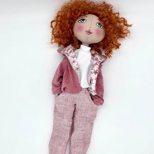 PAXI-Puppe, handgefertigte Stoffpuppe mit roten kurzen lockigen Haaren, Hose, Bluse und Jacke. Handbemaltes Gesicht Bild 8