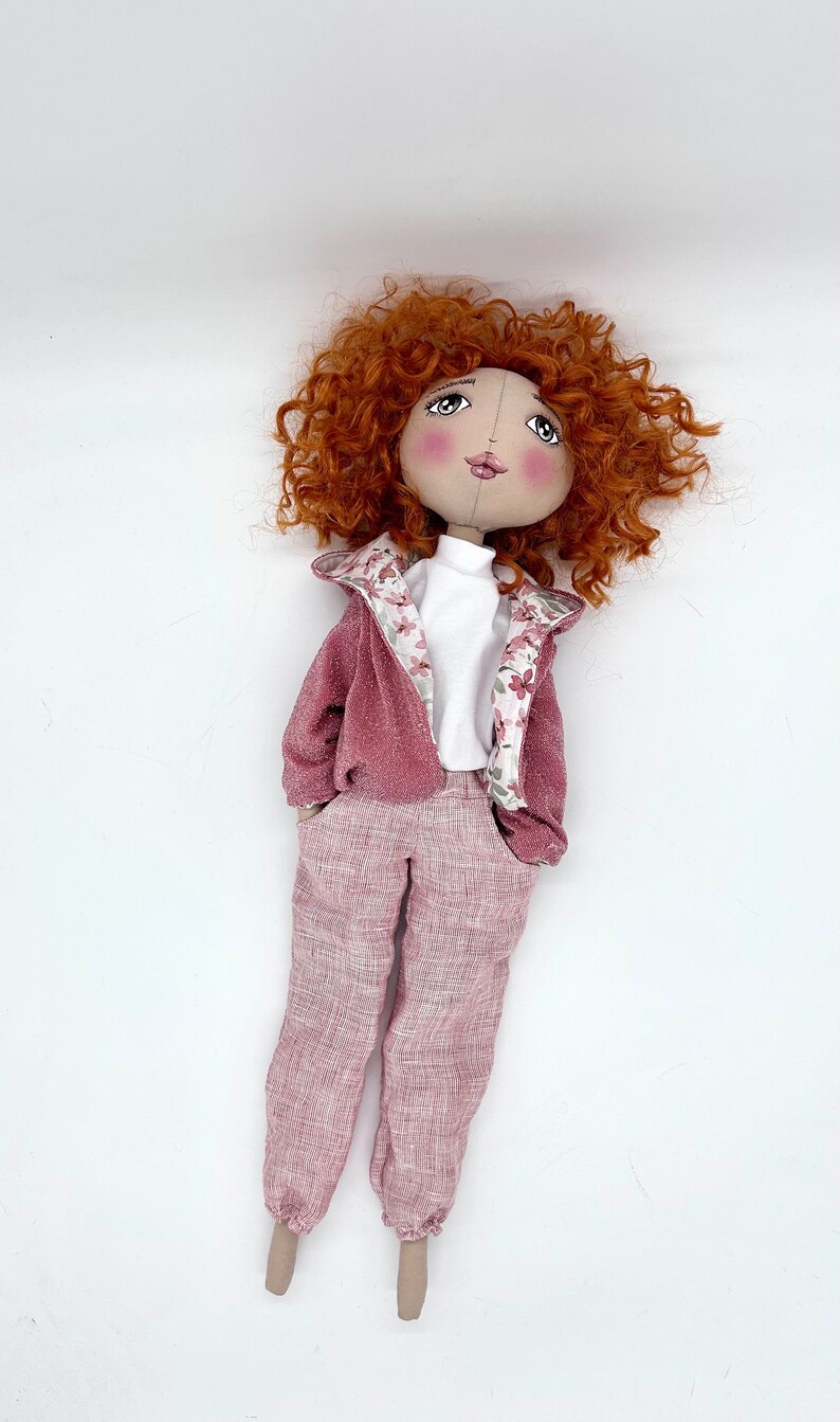 PAXI-Puppe, handgefertigte Stoffpuppe mit roten kurzen lockigen Haaren, Hose, Bluse und Jacke. Handbemaltes Gesicht Bild 8