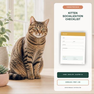 Könnte beinhalten: Eine digitale Checkliste zur Kätzchen-Sozialisierung mit dem Text PAWKIND PRINTABLES, KITTEN SOCIALIZATION CHECKLIST, 6-PAGE | DIGITAL PDF | US LETTER + A4 und DOWNLOAD | PRINT | USE, abgebildet neben einer braunen getigerten Katze.
