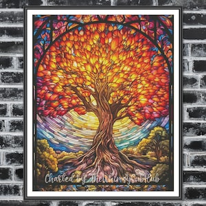 Può includere: Un'illustrazione in stile vetrata di un albero con foglie rosse, arancioni e gialle. L'albero è su uno sfondo di vetrata blu e verde. L'immagine è incorniciata in nero.