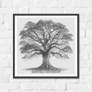 Könnte beinhalten: Schwarz-Weiß-Kunstdruck eines Baumes, der im Punktierstil dargestellt ist. Der Baum hat einen dicken Stamm und ausladende Äste, mit dem Text "Artwork by Sullivans Studio" am unteren Rand.